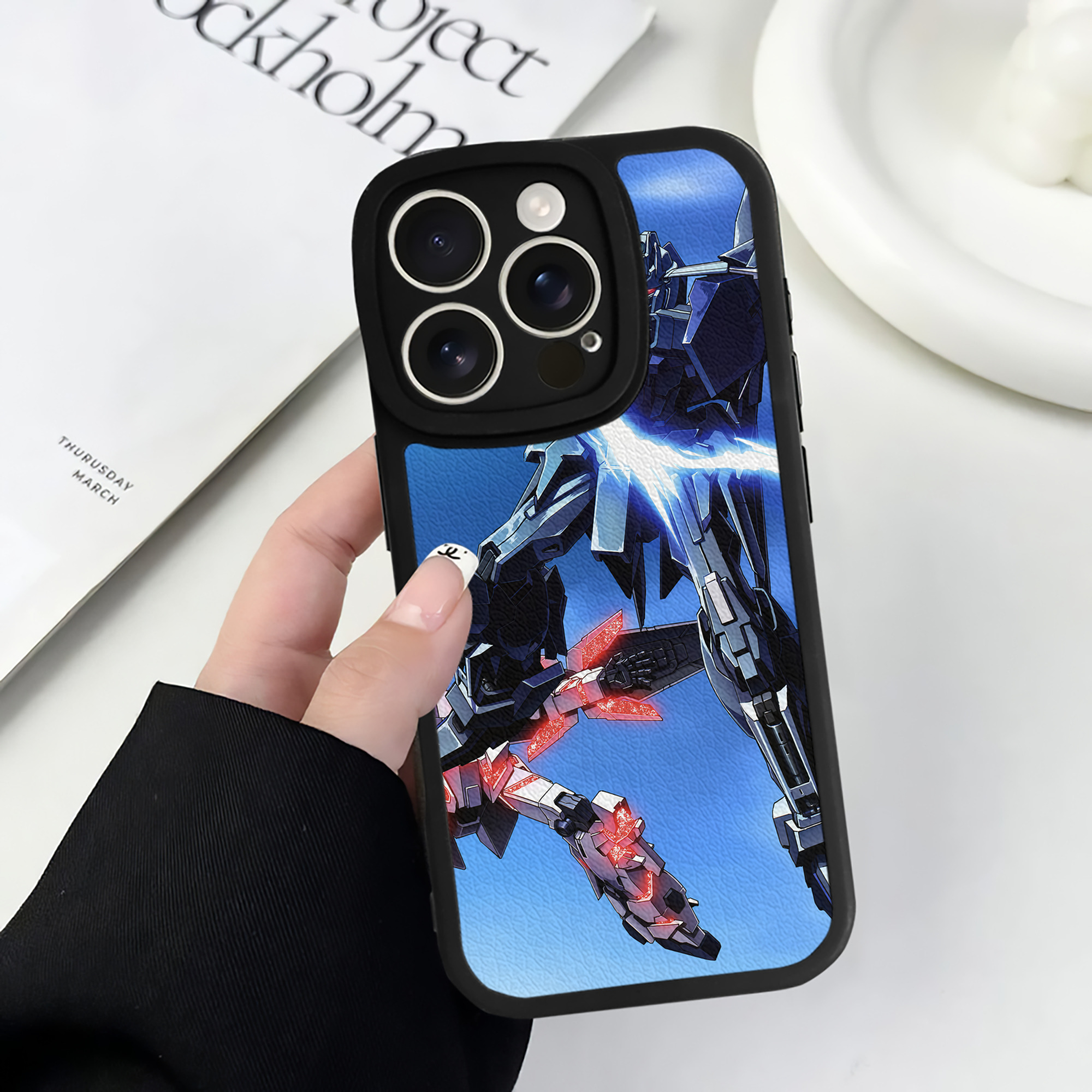 （画像用） 機動戦士ガンダム Mobile Suit Gundam 【iPhone 16シリーズ対応】シリコンスマホケース（レザー調） 材質：シリコン
